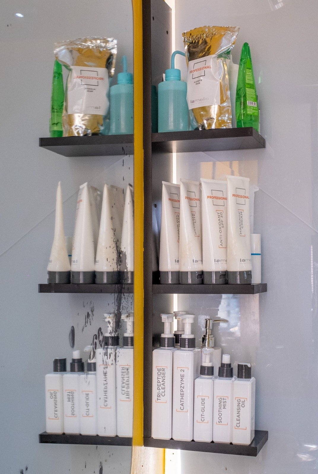 Lamelle professional shelf in the treatment room